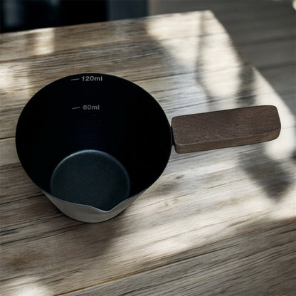 Espresso schenkkannetje – Mat zwart RVS met houten handvat